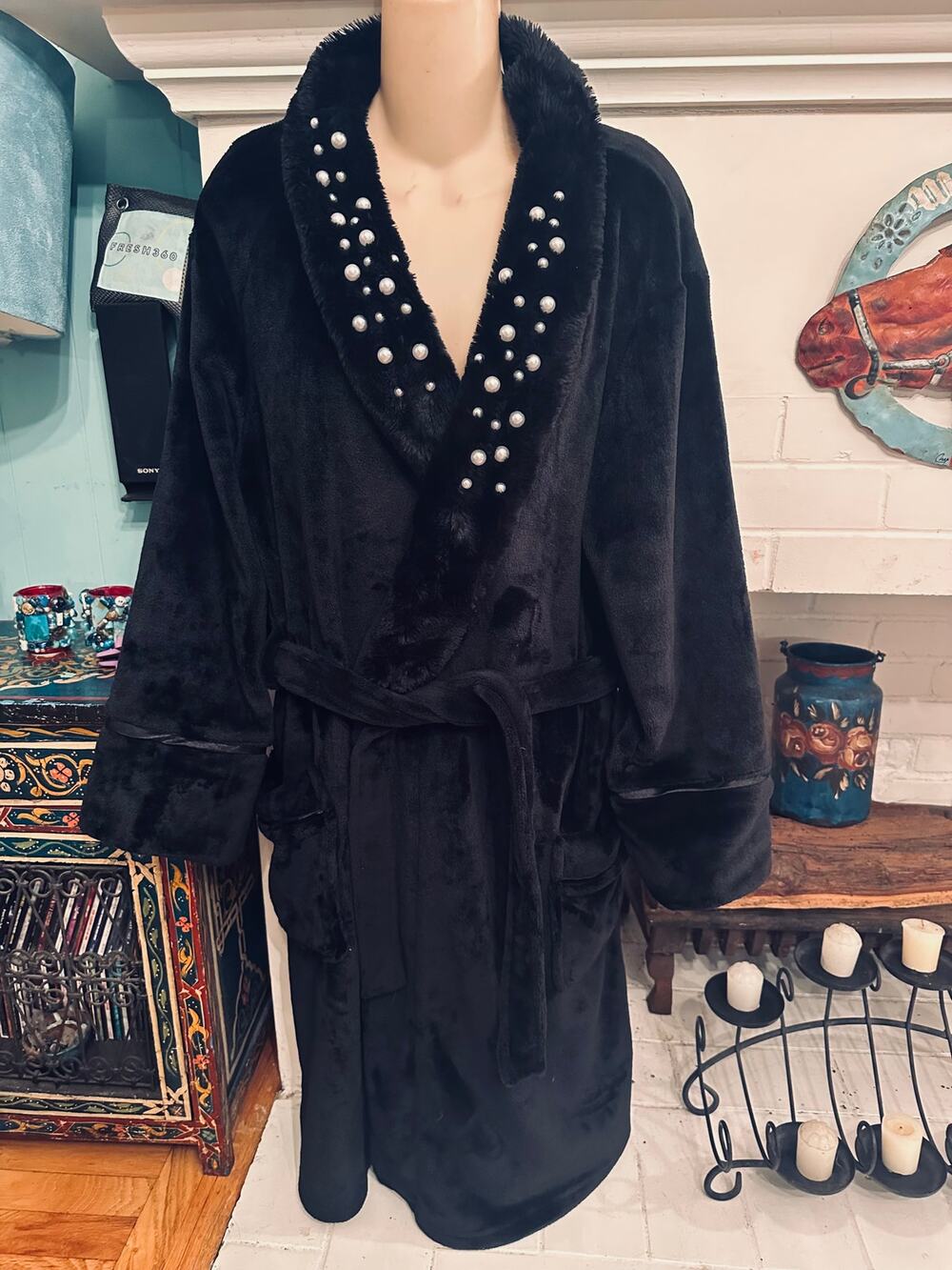 NWOT P.J. SALVAGE LUXE AFFAIR BLACK PLUSH FAUX FUR ROBE W/PEARL EMBELLISHMENTS